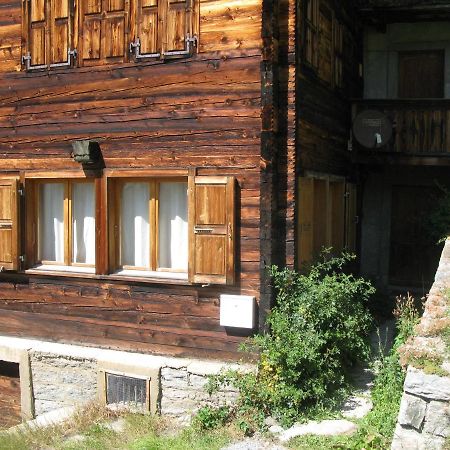 Alpia 26 - Zwei Zimmerwohnung In Traditionellem Walliser Haus 卡森里德 外观 照片