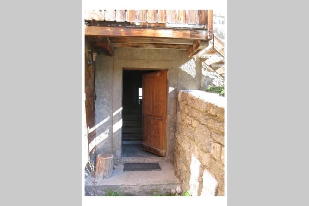 Alpia 26 - Zwei Zimmerwohnung In Traditionellem Walliser Haus 卡森里德 外观 照片